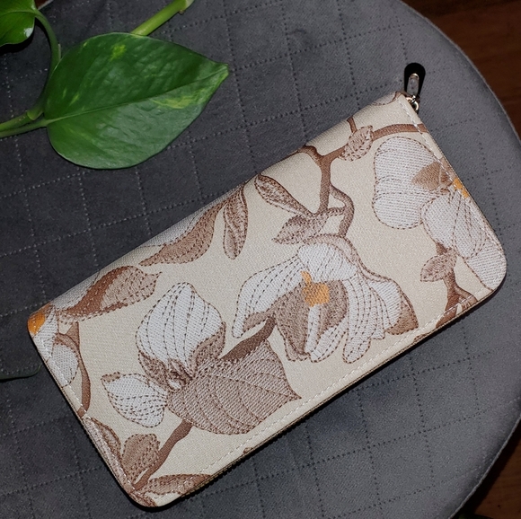 Faux Embroidered Flower Wallet 🌼 🌸 Tan Color - Picture 1 of 10